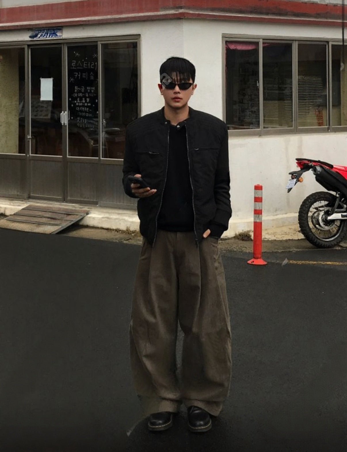 KR 男裝小彎刀微直筒牛仔褲￼