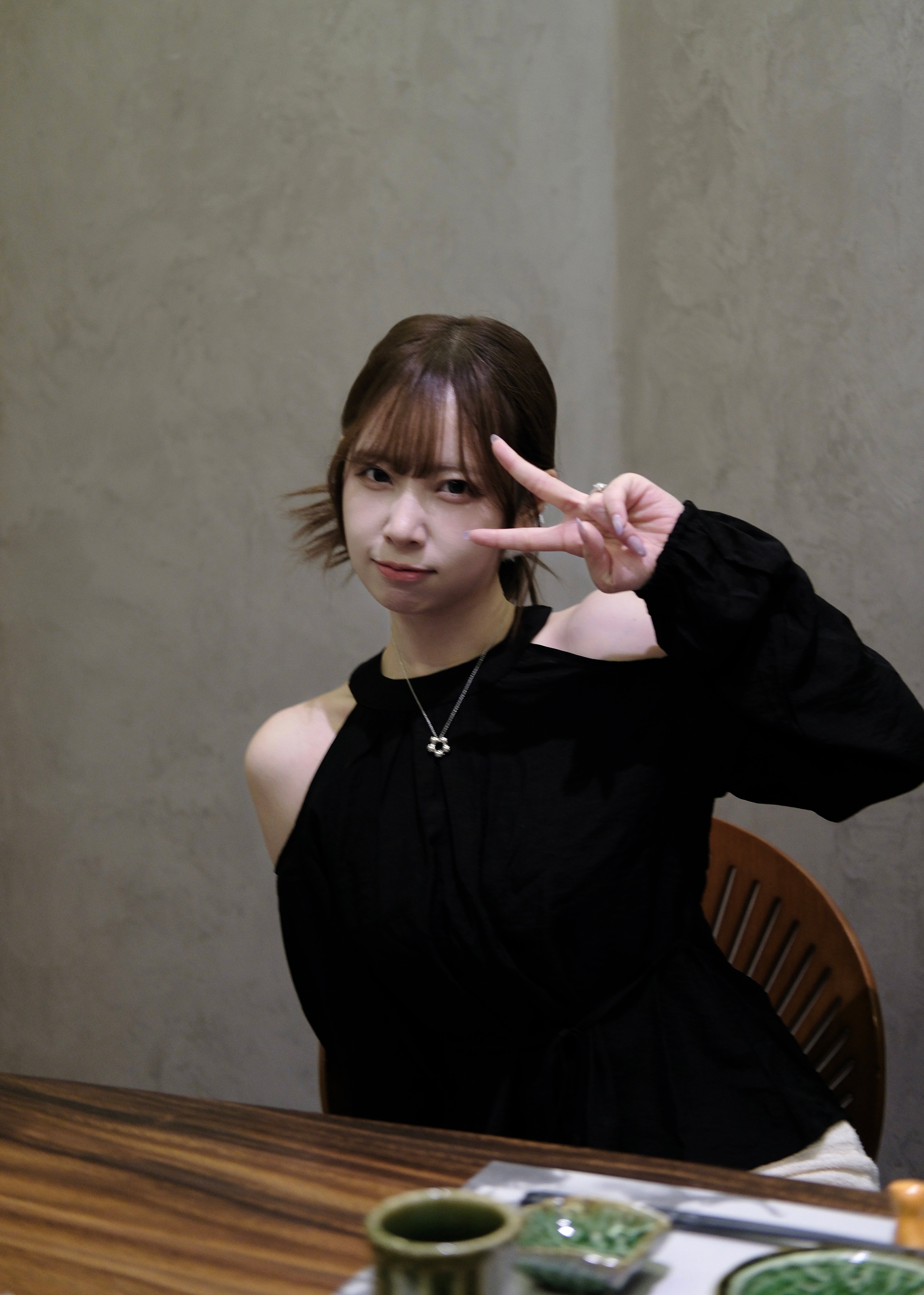 KR 溫柔氣質爆登款 圓領露肩修腰Top