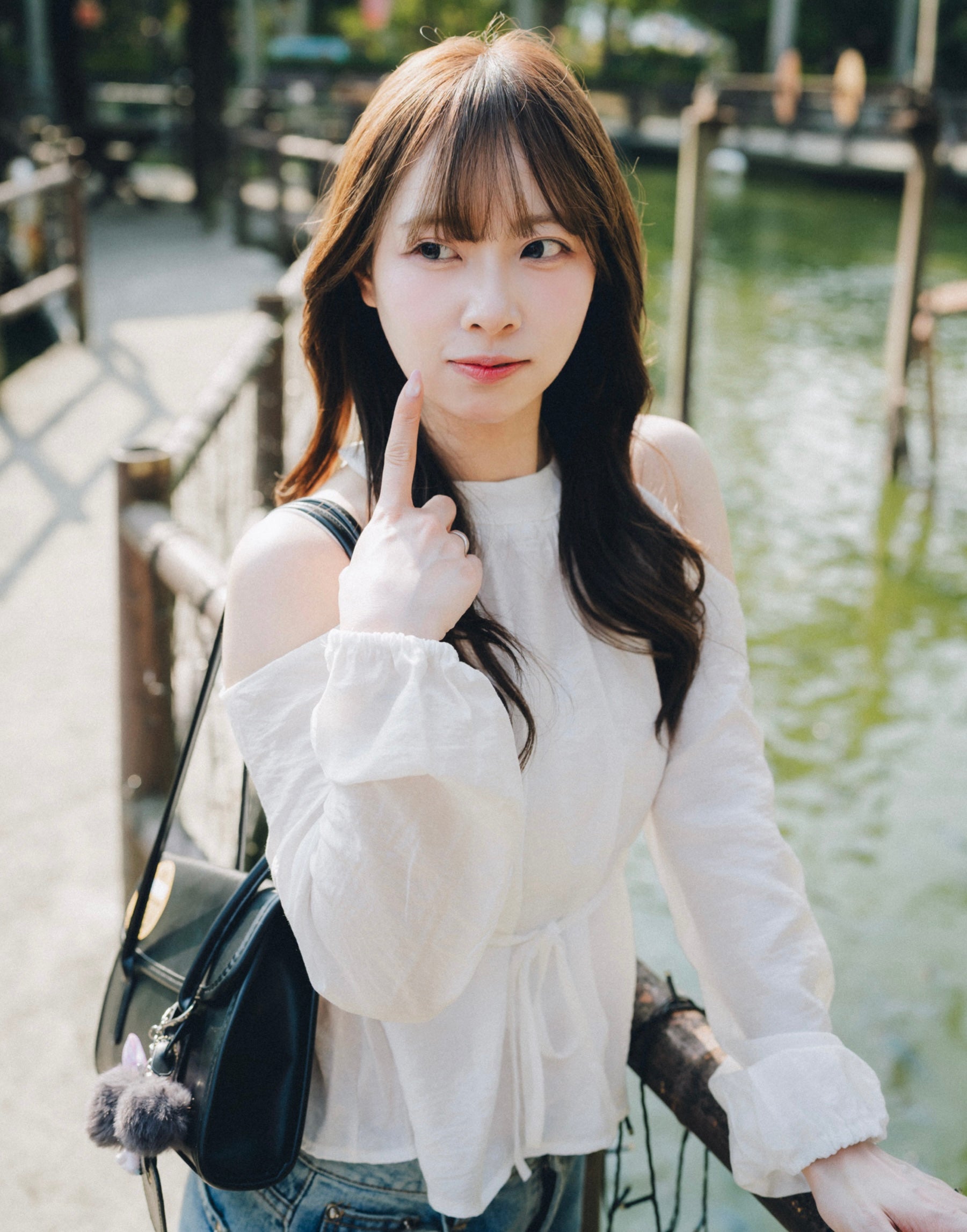 KR 溫柔氣質爆登款 圓領露肩修腰Top