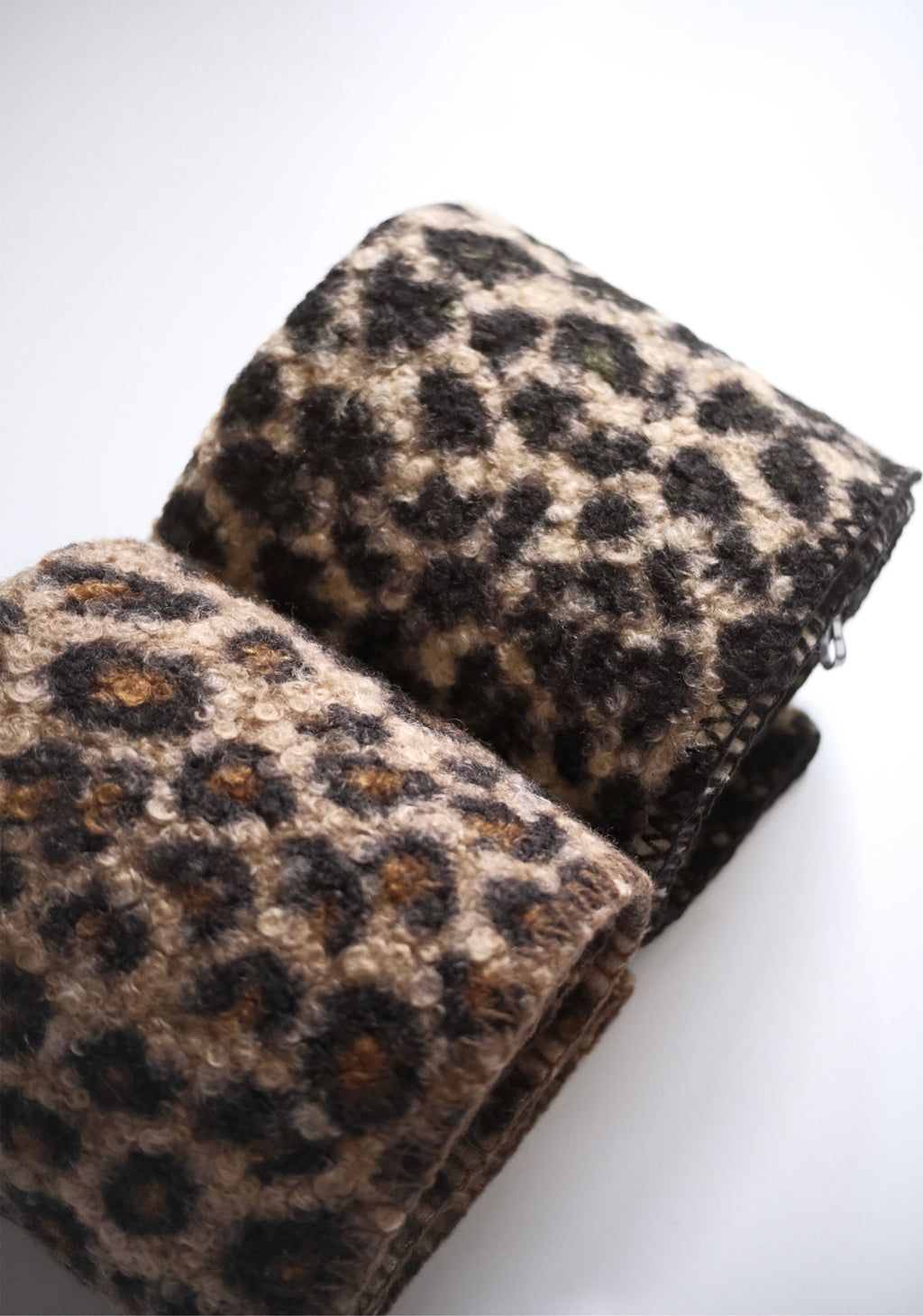 KR 羊毛捲豹紋頸巾