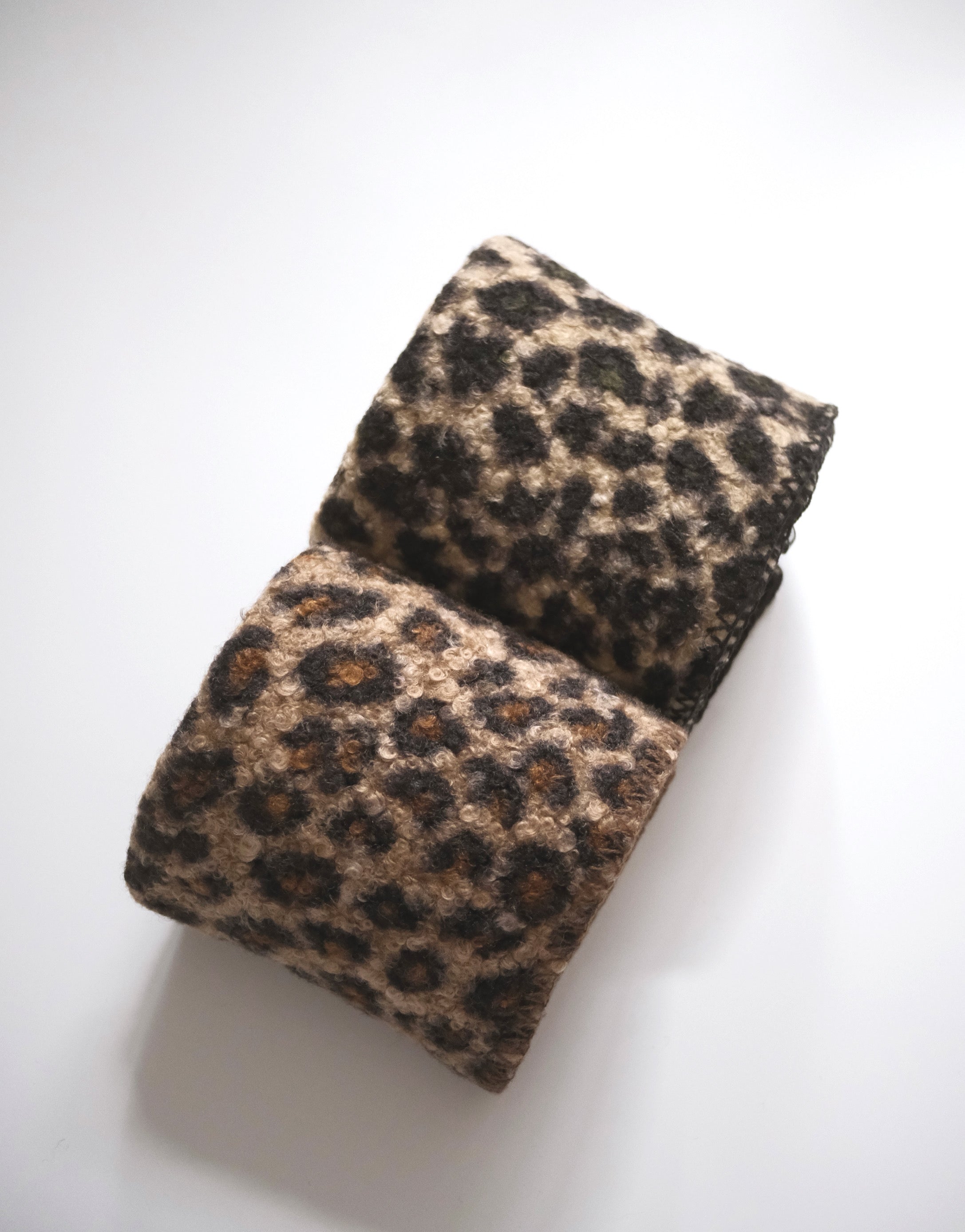 KR 羊毛捲豹紋頸巾